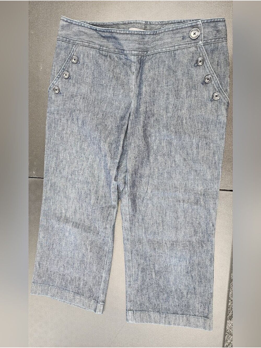 Ann Taylor Light Wash Denim Capris Sz 10